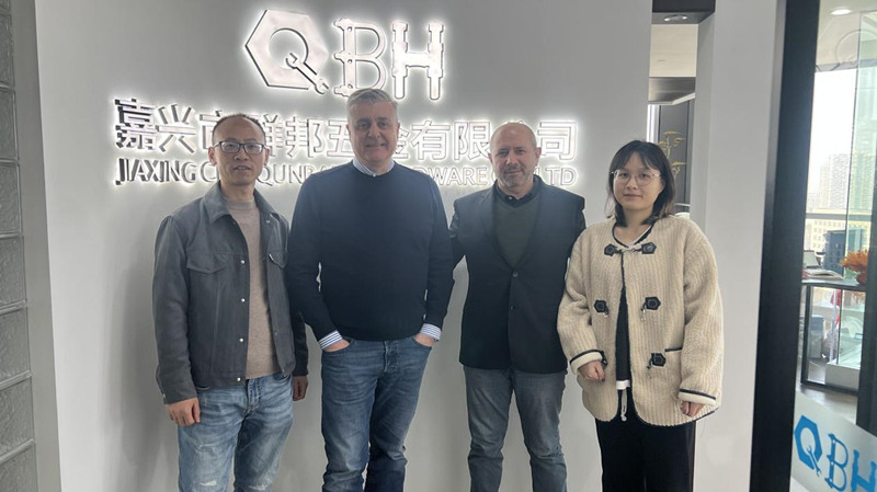 외국인 고객이 Jiaxing Qunbang Hardware Co., LTD를 방문합니다.